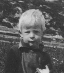 Liten gutt på tur i skogen en høstdag i 1922.

Bjørn var Marits far.