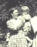 Marits mormor Valborg med sin datter Wera, 1919